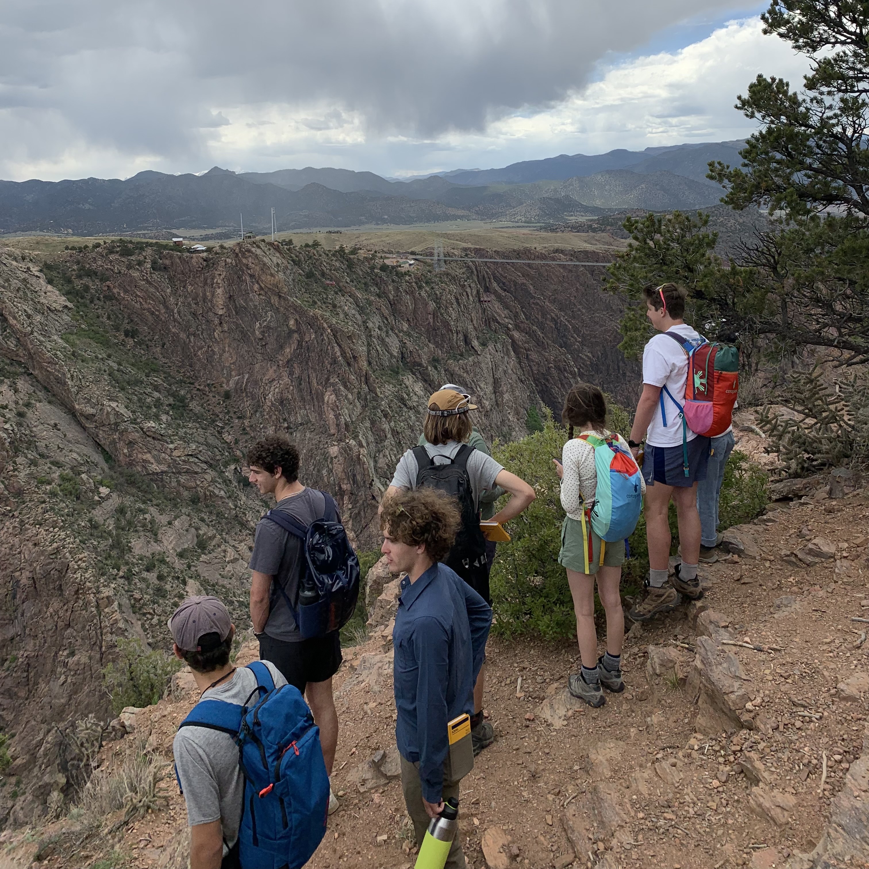 The 2023 Block 8 Introduction to Earth Systems class overlooks the Royal Gorge. Photo provided by Lev Sugerman-Brozan ’26.
